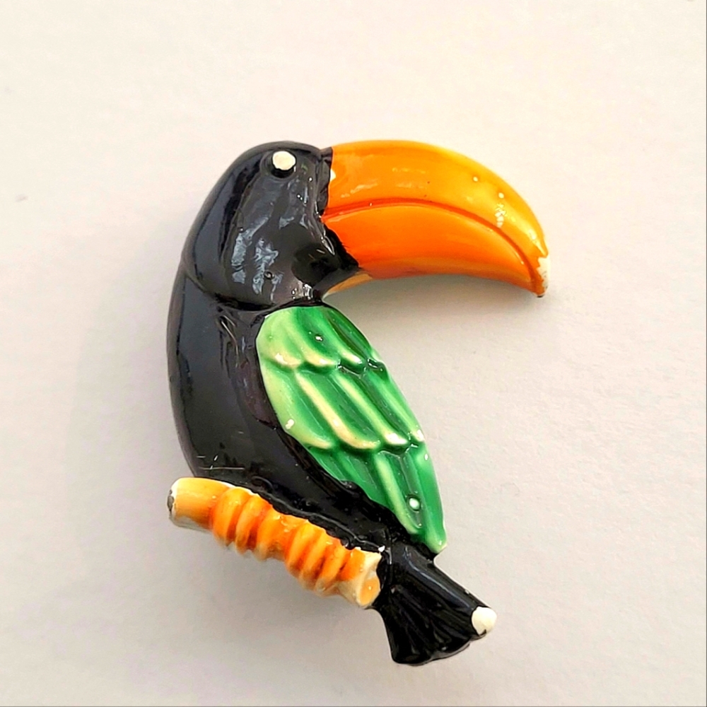 Tucan pin